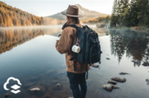 Foto de un mochilero cerca del lago con un logotipo en la esquina